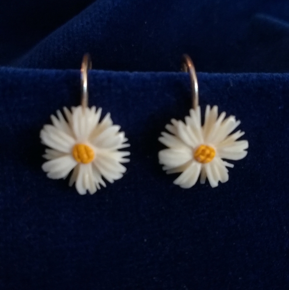 Vintage Krementz Carved Daisy Screwback Earrings - Picture 2 of 6